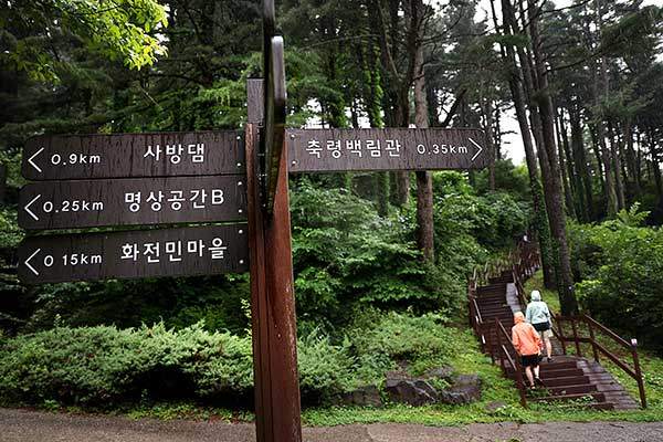 잣향기푸른숲 탐방로의 정점인 사방댐은 산림 재해 방지를 위해 경기도에서 축조한 관급 시설이다. 폭우 시 발생할 수 있는 산사태와 산불 진화용 수원의 역할을 한다.화전민 마을은 과거 화전민의 삶을 구경할 수 있도록 만들어 놓은 공간이다. 너와집, 물레방아와 숯가마 터 등이 재현되어 있다. 1960~1970년대에 실제 축령산에서 살았던 화전민 마을 터다.