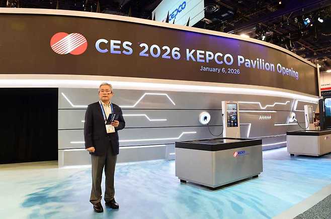 세계 최대 정보기술(IT)·가전 전시회 ‘CES 2026’에 차려진 한국전력 부스에서 김동철 한국전력 사장이 발언하고 있다. 한국전력 제공