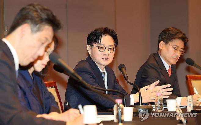 패널 질문에 답하는 김정관 장관 (서울=연합뉴스) 이진욱 기자 = 김정관 산업통상부 장관이 6일 서울 중구 프레스센터에서 열린 관훈토론회에서 패널 질문에 답하고 있다. 2026.8.6 cityboy@yna.co.kr