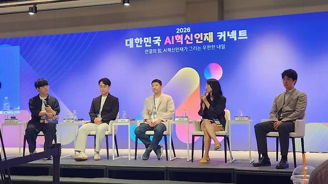 지난달 31일 ‘2026 대한민국 AI혁신인재 커넥트’에서 열린 ‘AI는 과학자의 역할을 어디까지 바꿀 수 있을까?’ 토론은 AI를 활용하기 시작하면서 바뀐 연구 방식과 이후 과학자에게 남는 역할을 짚었다. (사진=테크42)