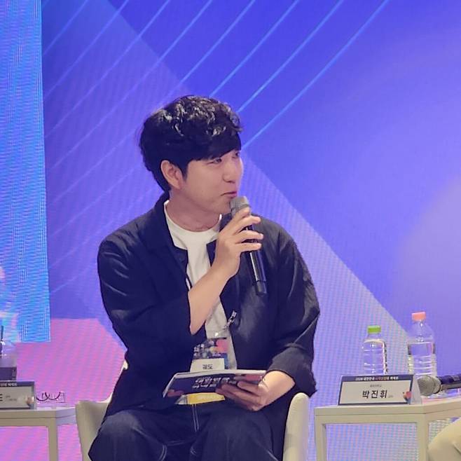 이날 토론의 사회는 유튜브 과학 크리에이터 궤도가 맡으며 이목을 집중시켰다. 유튜브 채널 ‘안될과학’을 진행하고 대구경북과학기술원 특임교수로 활동하고 있는 궤도는 AI가 단순히 계산을 빠르게 수행하는 도구를 넘어 과학자가 현상을 발견하고 연구하는 방식 자체를 바꾸고 있다며 토론의 문을 열었다. (사진=테크42)