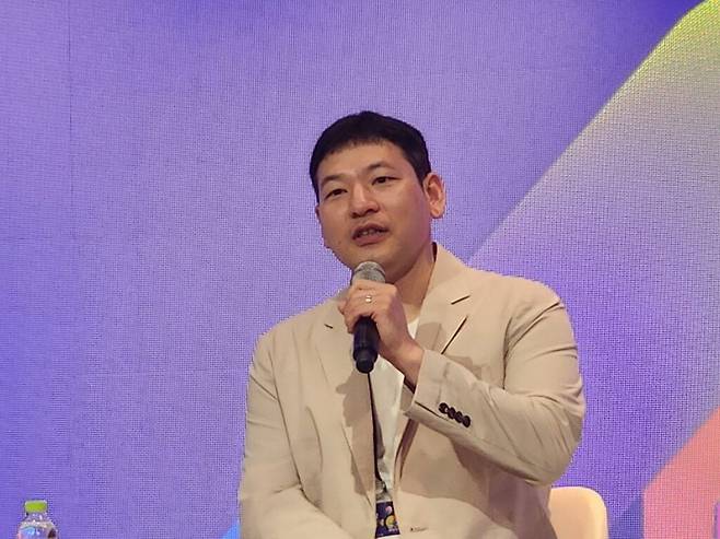 ‘AI가 연구의 계산과 분석을 맡으면 과학자는 더 이상 직접 계산하거나 코드를 작성하지 않아도 되는가’라는 질문에 대해 이날 토론에서 제시된 답은 역할이 없어진다가 아니라 이동한다에 가까웠다. 이와 관련 홍 교수는 "연구는 질문을 하는 단계"라며 "학생들이 AI를 그냥 ‘딸깍’해서 사용하는 게 중요한 것이 아니라 다시 돌려보내서 질문할 수 있게 만드는 것이 중요하다"고 강조했다. (사진=테크42)