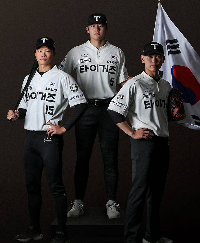 광복적 특별 유니폼을 입은 KIA타이거즈. 왼쪽부터 박재현, 김도영, 성영탁. 사진=KIA타이거즈