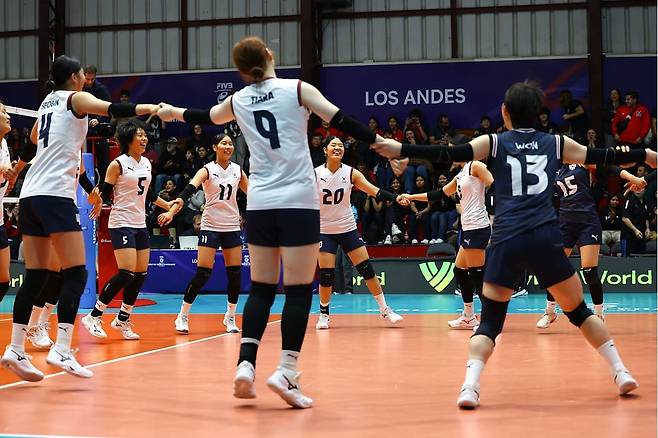 2026 국제배구연맹(FIVB) U17 여자 세계선수권대회 조별리그 D조 1차전에서 승리 후 기뻐하는 한국 대표팀. (FIVB 제공)