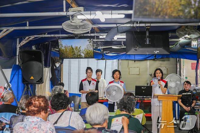 6일 영등포구 소재 광야홈리스복지센터에서 대한적십자사 서울지사 재난심리활동가들이 폭염 예방 물품 전달 및 심리지원 안내 활동을 하고 있다.(대한적십자사 서울지사 제공)