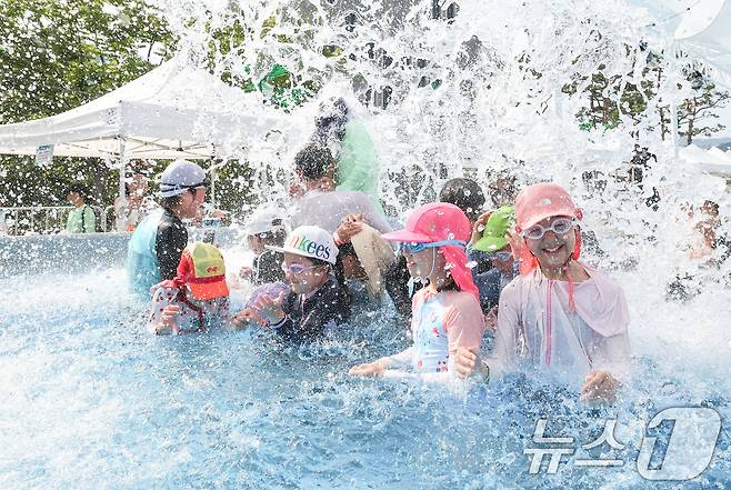 기록적인 폭염이 이어지는 7일 서울 종로구 광화문광장에 마련된 ‘2026 서울썸머비치’를 찾은 아이들이 물놀이를 하며 더위를 식히고 있다. 2026.8.7 ⓒ 뉴스1 이종수 기자