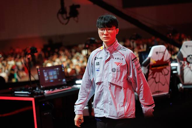 T1 ‘페이커’ 이상혁이 1일 대전 유성구 대전컨벤션센터에서 열린 2026 미드 시즌 인비테이셔널(MSI) 플레이-인 스테이지 TL전 세팅을 마친 후 들어가고 있다. 사진 | 라이엇 게임즈
