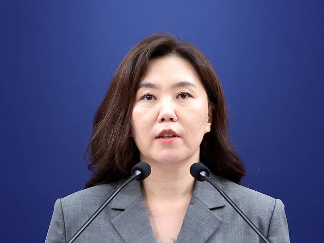 강유정 수석대변인이 15일 청와대 춘추관에서 환경미화원 임금 관련 대통령 지시사항에 대한 브리핑을 하고 있다. /뉴시스