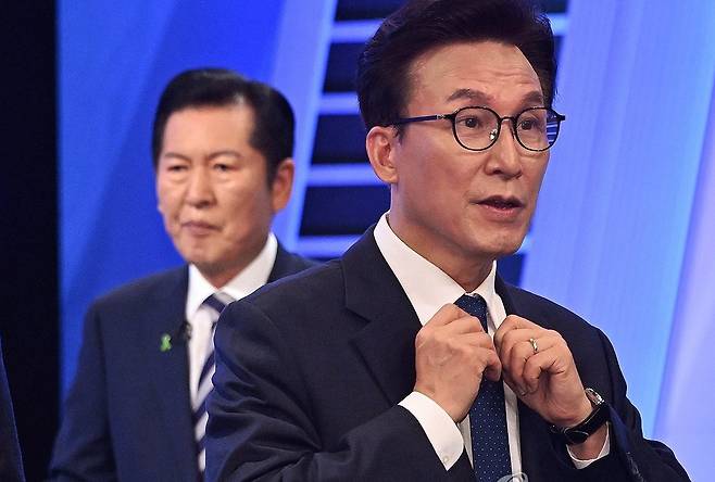 더불어민주당 정청래·김민석 당 대표 후보가 5일 서울 영등포구 여의도 KBS에서 열린 제2차 TV 토론회를 준비하고 있다. 연합뉴스