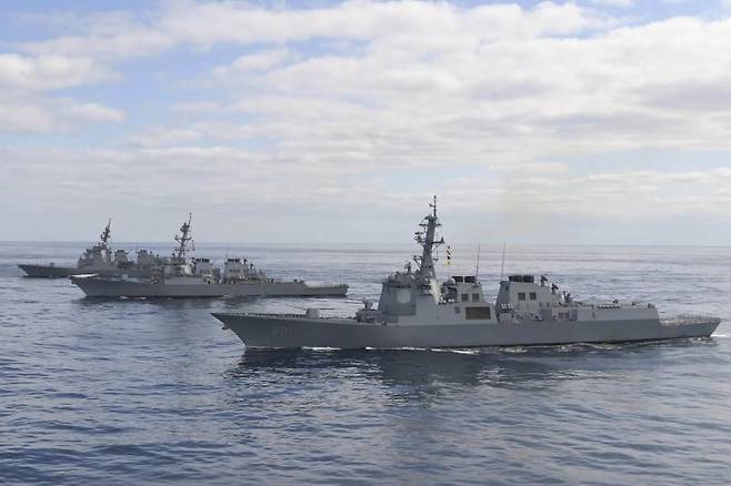 합동참모본부가 지난 2023년 2월 22일 한국, 미국, 일본이 북한 대륙간탄도미사일(ICBM) 등 미사일 도발에 대응해 약 4개월 만에 독도에서 먼 거리의 동해 공해상에서 미사일 방어훈련을 했다고 밝혔다. 사진은 앞쪽부터 한국 이지스구축함 세종대왕함(DDG·7천600t급), 미 해군 알레이버크급 이지스구축함 배리함(DDG 52·6천900t급), 일본 해상자위대 아타고급 이지스구축함 아타고함(DDG 177·7천700t급).(사진은 특정 사실과 직접 관련 없음) 합참 제공