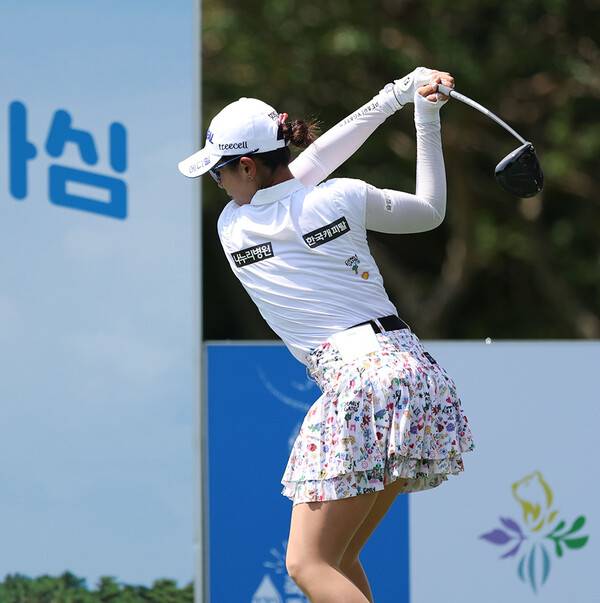 2026년 한국여자프로골프(KLPGA) 투어 제13회 제주삼다수 마스터스에 출전한 박현경 프로가 1라운드에서 경기하는 모습이다. 사진제공=KLPGA (사진을 무단으로 사용하지 마십시오.)
