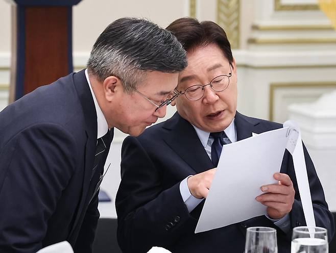이재명 대통령과 윤호중 행정안전부 장관이 7일 청와대 영빈관에서 열린 진실화해위 3기 출범 계기 국가폭력 피해자 위로 오찬에서 대화를 하고 있다. 뉴스1