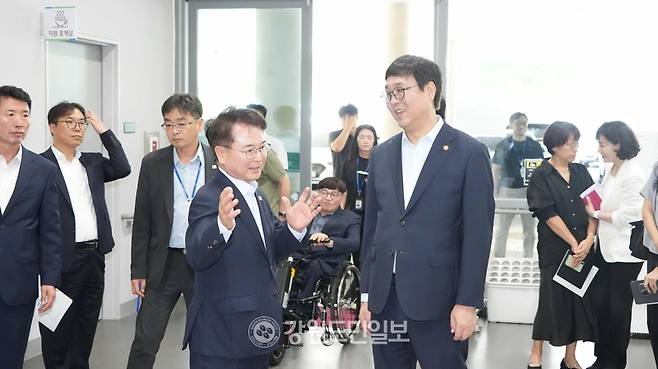 ▲ 육동한 춘천시장은 7일 춘천반다비체육센터를 찾은 최휘영 문화체육관광부 장관과 만나 춘천지역 문화·체육 분야 주요 현안을 담은 건의서를 전달했다. 춘천시 제공
