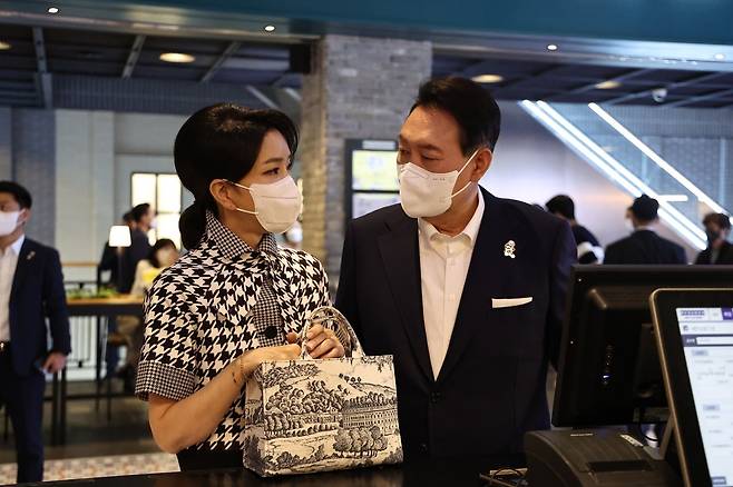 윤석열 대통령이 2022년 6월 서울 시내 영화관에서 김건희 여사와 팝콘을 구매하고 있다. 대통령실사진기자단