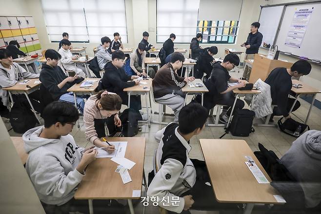 2026학년도 대학수학능력시험이 실시된 지난해 11월13일 서울 용산구 용산고등학교에서 수험생들이 시험을 준비하고 있다. 사진공동취재단