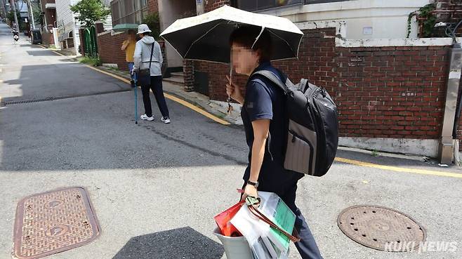 지난 5일 서울 종로구 동숭길 일대에서 만난 방문점검원 이경숙(57)씨가 작업 도구를 들고 방문지로 이동하고 있다. 유정민 기자