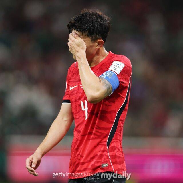 김민재가 지난 2026년 6월 12일 과달라하라 스타디움에서 열린 '2026 국제축구연맹(FIFA) 북중미 월드컵' 체코와 A조 조별리그 1차전에서 얼굴을 감싸고 있다./게티이미지코리아