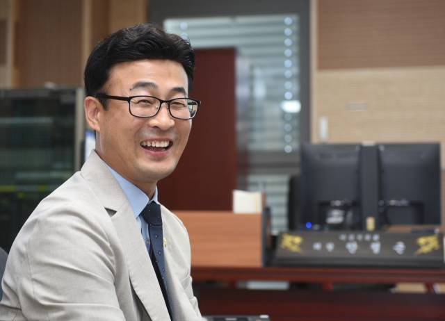 ▲안정근 아산시의회 의장이 "시민 삶을 바꾸는 의회를 만들겠다"는 각오를 밝히며 환한 웃음을 지어 보였다 ⓒ프레시안(장찬우 기자)
