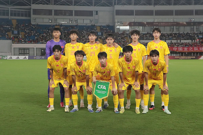 중국 U-17 축구대표팀 선수들이 6일 레버쿠젠 U-17 팀과의 경기 전 기념촬영하고 있다. CGTN 스포츠 SNS