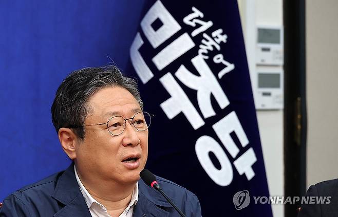 황희 전략공천관리위원장 "재보궐 1호 공천에 울산 남갑 전태진" (서울=연합뉴스) 이동해 기자 = 더불어민주당 황희 전략공천관리위원장이 20일 국회에서 열린 6·3 지방선거 관련 기자회견에서 "울산 남갑 국회의원 보궐선거 후보로 전태진 변호사를 전략 공천하겠다"고 공식 발표하고 있다. 2026.4.20 eastsea@yna.co.kr
