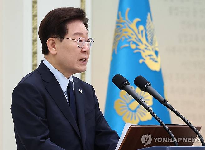 이재명 대통령, 진실화해위 3기 출범 계기 국가폭력 피해자 위로 오찬 인사말 (서울=연합뉴스) 김도훈 기자 = 이재명 대통령이 7일 청와대 영빈관에서 열린 진실화해위 3기 출범 계기 국가폭력 피해자 위로 오찬에서 인사말을 하고 있다. 2026.8.7 superdoo82@yna.co.kr