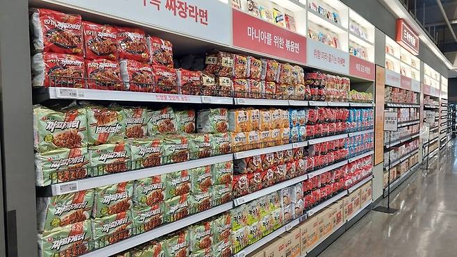▲7일 서울 강서구 홈플러스 강서점 봉지라면 코너에 라면 상품이 진열돼 있다. 사진=여헌우 기자