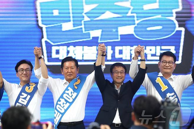 8일 제주시 헤리티크 제주에서 열린 더불어민주당 제3차 정기전국당원대회 당대표·최고위원 후보자 제주 합동연설회에서 당대표 후보들이 기념촬영을 하고 있다.왼쪽부터 김민석 후보, 정청래 후보, 한병도 당대표 권한대행, 송영길 후보. 2026.8.8 ⓒ 뉴스1 강승남 기자