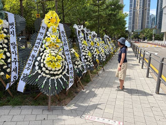 서울 용산구 주민으로 구성된 ‘용산공원지키기 주민모임’이 정부의 용산어린이정원 주택 공급 검토에 반대하며 화환 시위에 나섰다. /용산공원지키기 주민모임 제공