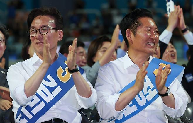 김민석(왼쪽) 더불어민주당 당대표 후보와 정청래 후보가 8일 오후 인천 남동체육관에서 열린 인천광역시당 정기당원대회 및 당대표·최고위원 선출 순회경선에서 박수를 치고 있다. 뉴시스