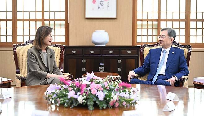 조현 외교부 장관(오른쪽)이 4일 오후 서울 종로구 외교부에서 미셸 스틸 신임 주한미국대사를 접견하고 있다. 조현 장관 페이스북