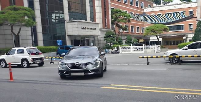 5일 오전 인천 부평구 부평감리교회에서 나온 차량이 무단으로 검게 칠해놓은 중앙선을 넘어가고 있다. 장민재기자