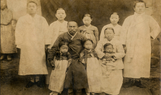 1920년 4월 서대문형무소 출옥 직후 촬영한 홍재설 가족사진. 가운데 홍재설 부부, 우측끝 홍종욱 부부, 좌측 홍종엽 부부. 사진=광복회 경기도지부
