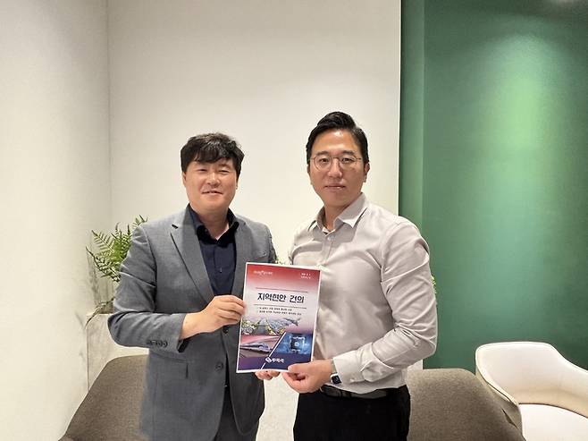 ▲ 정성현 구미부시장(왼쪽)이 박환조 기획예산처 인공지능디지털예산과장에게 지역 주요 현안 사업 정부예산 반영을 건의하고 있다.