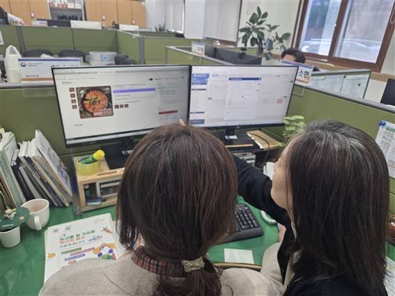 국립농산물품질관리원 직원들이 배달앱 등 통신판매 원산지 표시 정보를 모니터링하고 있다.(사진제공=농림축산식품부)