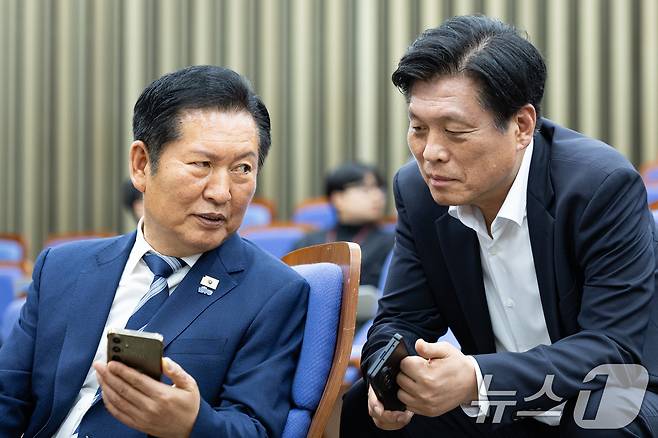 정청래 전 더불어민주당 대표가 지난 5월 7일 서울 여의도 국회에서 열린 의원총회에서 조승래 전 사무총장과 대화하고 있다. 2026.5.7 ⓒ 뉴스1 유승관 기자