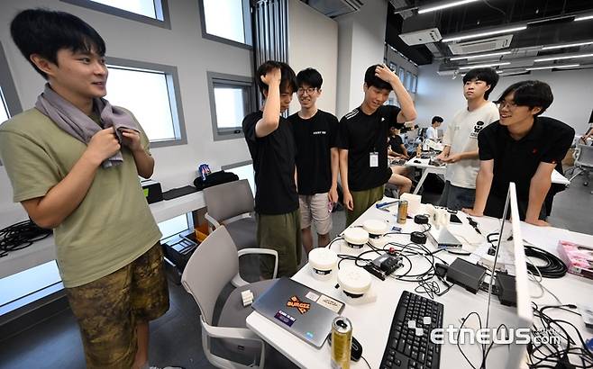 제1회 로봇 해커톤 종료를 하루 앞둔 7일 각 팀 참가학생들이 모여 엔젤로보틱스의 액추에이터 모듈 팩트 구동 방식에 대해 논의하고 있다.
