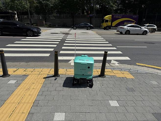 6일 오전 서울 강남구 언주로에서 배달로봇 딜리가 횡단보도 신호를 기다리고 있다. 사진=주원규 기자