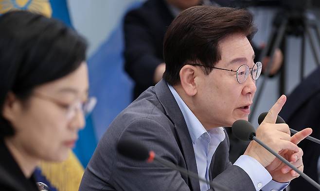 이재명 대통령이 5일 청와대 영빈관에서 열린 외교부·통일부·국방부·국가보훈부 등에 대한 부처 업무보고에서 조현 외교부 장관에게 질문하고 있다. 청와대통신사진기자단