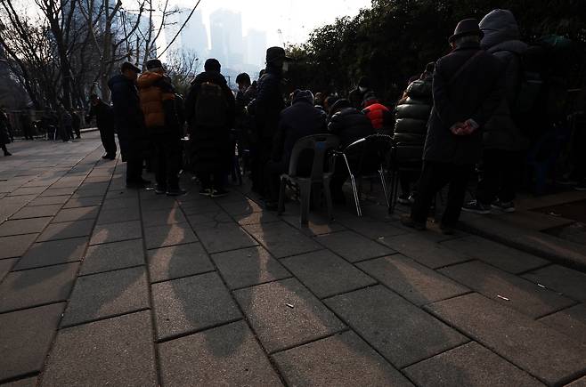 서울 종로구 탑골공원 인근에서 어르신들이 시간을 보내고 있다. 뉴시스