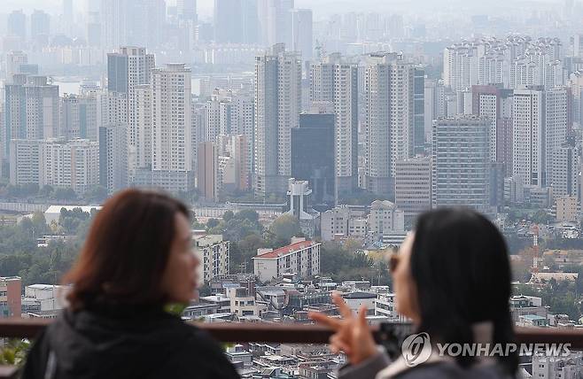 오늘부터 토지거래허가구역 시행 (서울=연합뉴스) 이재희 기자 = 20일 서울 남산에서 바라본 아파트 단지의 모습. 정부가 발표한 10·15 부동산 대책에 따라 이날부터 서울 전 지역과 과천, 분당 등 경기 12개 지역에서 토지거래허가제가 시행된다. 2025.10.20 scape@yna.co.kr