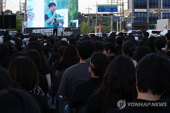 공교육 멈춤의 날 2주년, 전주서 집회 (전주=연합뉴스) 나보배 기자 = 서울 서초구 초등학교에서 신규 교사가 스스로 목숨을 끊은 '서이초 사건'을 계기로 열렸던 '공교육 멈춤의 날' 2주년인 4일, 전국교직원노동조합 전북지부가 전주시 덕진구 전미동의 한 도로에서 집회를 열고 "교육공동체 파괴하는 악성민원인 처벌하라"고 촉구하고 있다. 2025.9.4 warm@yna.co.kr