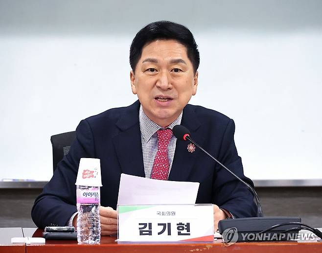 인사말하는 김기현 의원 (서울=연합뉴스) 류영석 기자 = 국민의힘 김기현 의원이 20일 서울 여의도 국회 의원회관에서 열린 울산국제정원박람회법안 입법 공청회에 참석해 인사말을 하고 있다. 2025.11.20 ondol@yna.co.kr
