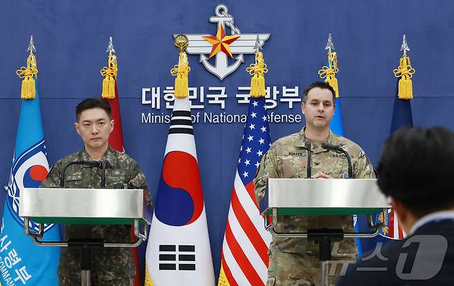 장도영 합동참모본부 공보실장과 라이언 도날드 주한미군사 공보실장이 서울 용산구 국방부에서 공동브리핑을 하고 있다.ⓒ 뉴스1 사진공동취재단