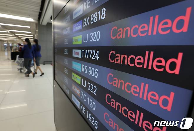 서울 강서구 김포공항 국내선 전광판에 항공편 결항 표시가 나오고 있다. 2022.12.23 ⓒ 뉴스1 김민지 기자