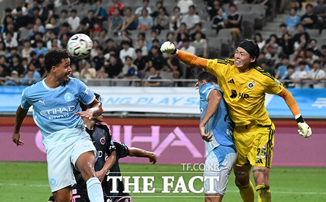 지난 5일 열린 2026 쿠팡플레이 시리즈 맨체스터 시티와의 경기에서 후반 팀 K리그 골문을 지킨 구성윤(맨 오른쪽)이 위기 상황을 펀칭으로 볼을 처리하고 있다. /서울월드컵경기장=박헌우기자