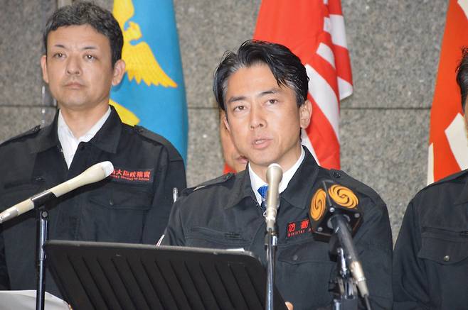 지난 6일 북한이 탄도미사일을 동해상에 발사한 직후, 고이즈미 신지로 일본 방위상(국방장관)이 도쿄 방위성에서 기자회견을 열고 기자들의 질문에 답하고 있다. 이날 북한의 미사일 발사는 올 들어 6번째였다. 북한 미사일 발사는 한국에선 무관심 속에 묻히는 뉴스지만, 일본에선 대부분 장관이 나와 상황을 설명한다. /지지통신AFP연합