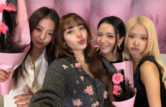 데뷔 10주년을 맞은 블랙핑크. 왼쪽부터 멤버인 제니, 리사, 지수, 로제. 사진 출처 리사 인스타그램