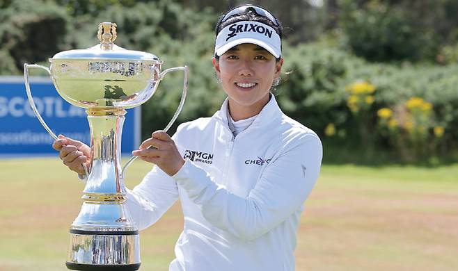 신지은이 7월 26일 스코틀랜드 던도널드 링크스에서 끝난 미국여자프로골프(LPGA) 투어 ISPS 한다 여자 스코티시 오픈에서 우승한 뒤 트로피를 들고 환하게 웃고 있다. /사진 AP연합