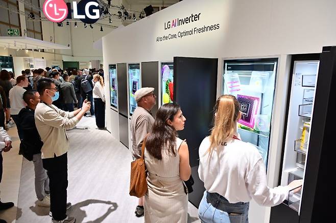지난해 9월 열린 유럽 최대 가전 전시회 'IFA 2025'에서 LG전자가 전시한 'LG AI홈' 솔루션을 관람객들이 체험하고 있다. LG전자 제공
