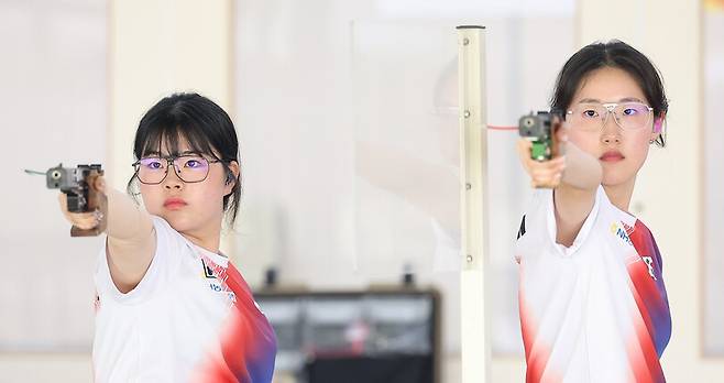 사격 국가대표 오예진(왼쪽)과 양지인이 10일 충청북도 진천 국가대표선수촌에서 훈련하고 있다. 연합뉴스